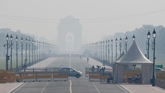 The capital's 24-hour average air quality index stood at 313 on Sunday, deteriorating from 248 on Saturday.(HT Photo/Raj K Raj) The capital's 24-hour average air quality index stood at 313 on Sunday, deteriorating from 248 on Saturday.(HT Photo/Raj K Raj)