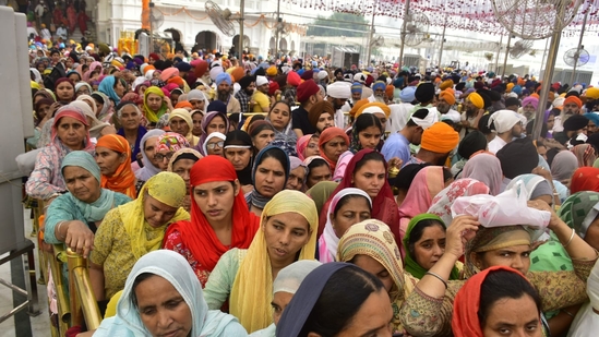 Pilgrims started arriving at the Darbar Sahib early in the morning to offer their prayers. (HT Photo/Sameer Sehgal)