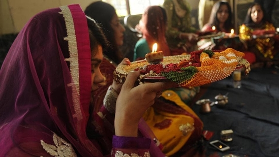 Married women observe a nirjala fast on Karwa Chauth for their husbands' long life and break it by worshipping the Moon. (Burhaan Kinu/HT PHOTO)