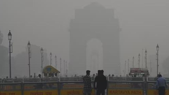 The air quality continues to deteriorate in Delhi. To curb air pollution in the national capital, Delhi Chief Minister Arvind Kejriwal has called a high-level meeting today, officials said. (HT Photo/Arvind Yadav)