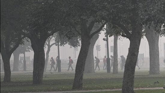 Thick layer of smog on Kartavya Path as Delhi's air quality remains very poor on Sunday (HT Photo/Arvind Yadav) Thick layer of smog on Kartavya Path as Delhi's air quality remains very poor on Sunday (HT Photo/Arvind Yadav)