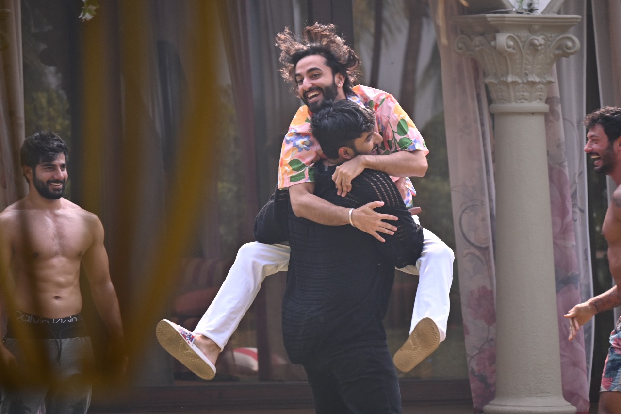 Vaibhav Gandhi meets Abhishek Malhan on Temptation Island India. Vaibhav Gandhi meets Abhishek Malhan on Temptation Island India.