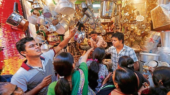 Should buy utensils: Buying new kitchen utensils on Dhanteras symbolizes the enhancement of prosperity and abundance in the kitchen and household. It is advisable to choose items made of brass and copper rather than iron or steel for this purpose.(HT Photo)