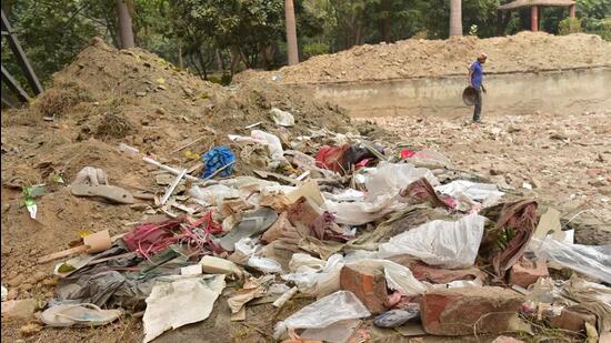 Garbage at Ambedkar Park in Vaishali’s Sector 4 in Ghaziabad on Thursday. (Sakib Ali/HT Photo) Garbage at Ambedkar Park in Vaishali’s Sector 4 in Ghaziabad on Thursday. (Sakib Ali/HT Photo)