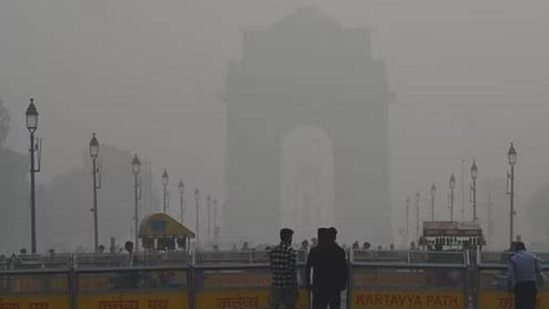 The air quality continues to deteriorate in Delhi. ;(HT Photo/Arvind Yadav) The air quality continues to deteriorate in Delhi. ;(HT Photo/Arvind Yadav)