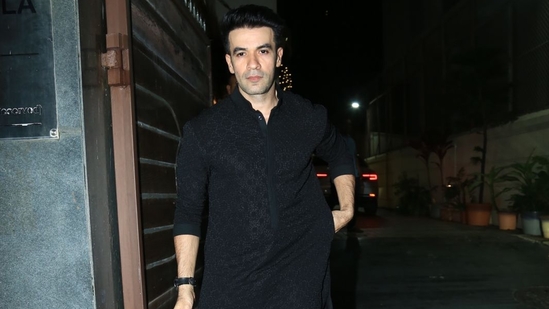 Student of the Year 2 director Punit Malhotra also attended Sara Ali Khan's Diwali bash. He was in a black kurta pyjama. He is Manish Malhotra's cousin, who too attended the bash. 