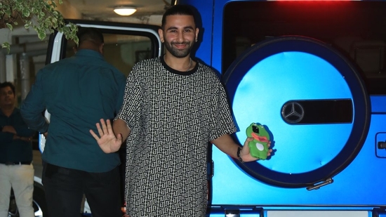 Just like all other parties in the film industry, Orhan Awatramani attended Sara Ali Khan's party as well. He came with Ananya Panday. She had also talked about him during her appearance on Koffee With Karan. 