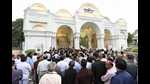 The street was lined on both sides with crowds waiting for the convoy with Subrata Roy’s mortal remains to arrive. (HT Photo) The street was lined on both sides with crowds waiting for the convoy with Subrata Roy’s mortal remains to arrive. (HT Photo)