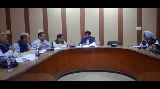 Punjab director industries and commerce DPS Kharbanda directed the officials to reduce pendency of projects. (HT PHOTO) Punjab director industries and commerce DPS Kharbanda directed the officials to reduce pendency of projects. (HT PHOTO)