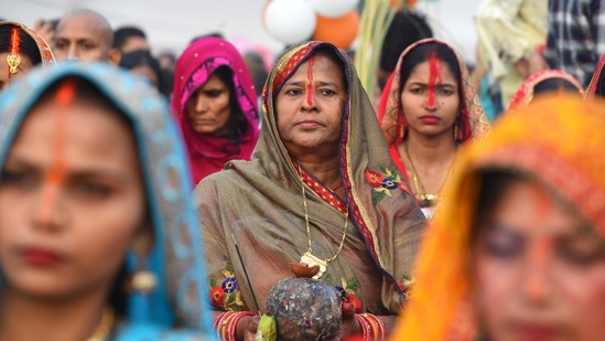 At Gurugram's Sheetla Mata Mandir Parking site, devotees pray to the setting sun and conduct Chhath rituals at the pond.(Parveen Kumar/HT Photo)