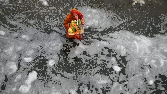 Yamuna River shows shadow pollution post-fireworks during Chhath Puja rituals at Delhi's Kalindi Kunj on Sunday.(Sunil Ghosh/HT Photo)