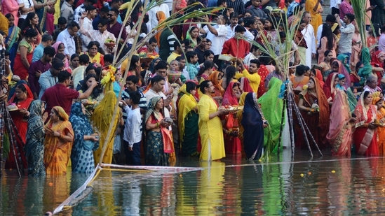North Indian community celebrates Chhath Puja at Brahamand Lake, Ghodbander Road, Thane, Mumbai on Sunday.(Praful Gangurde/HT Photo )
