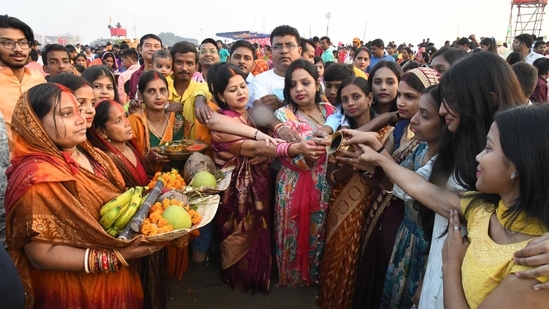 Devotees performing Chhath rituals in Bihar's Patna.(Santosh Kumar/HT Photo)