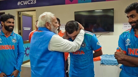 Prime Minister Narendra Modi consoles an emotional Mohammed Shami during his meeting with the Men In Blue in their dressing room after India's 6-wicket loss to Australia in the ICC Men's Cricket World Cup 2023 final.(PMO/X) Prime Minister Narendra Modi consoles an emotional Mohammed Shami during his meeting with the Men In Blue in their dressing room after India's 6-wicket loss to Australia in the ICC Men's Cricket World Cup 2023 final.(PMO/X)