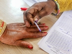 MP election results 2023: A polling official puts a mark with indelible ink on the finger of a voter prior to casting her vote at a polling booth for the Madhya Pradesh Assembly elections.(ANI) MP election results 2023: A polling official puts a mark with indelible ink on the finger of a voter prior to casting her vote at a polling booth for the Madhya Pradesh Assembly elections.(ANI)