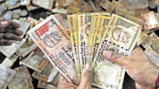 SC upholds demonetisation: The Supreme Court Constitution Bench, by a 4:1 majority, upheld the Union Government's decision taken six years ago to demonetize the currency notes of Rs. 500 and Rs. 1000 denominations on its first working day of 2023. The majority opinion stated that the Centre's notification dated November 8, 2016, is valid and meets the criteria of proportionality. (HT File Photo)