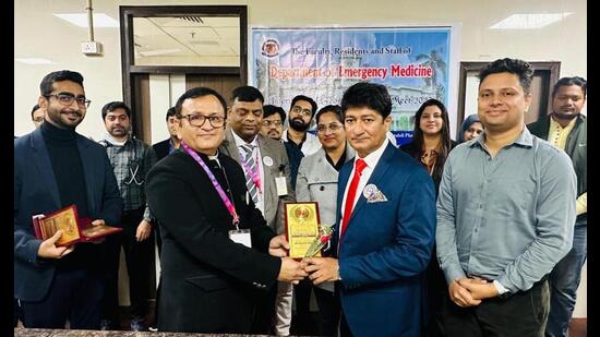Felicitation of participants at a CME by emergency medicine department at the KGMU, Lucknow, on December 23. (Sourced) Felicitation of participants at a CME by emergency medicine department at the KGMU, Lucknow, on December 23. (Sourced)