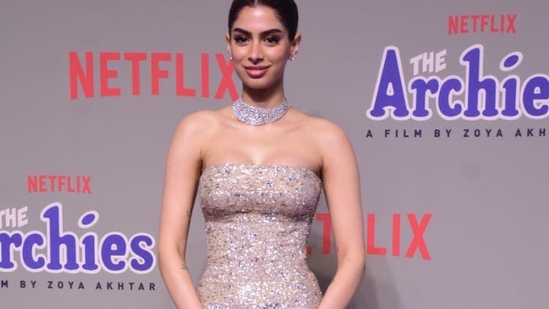 10. Khushi Kapoor adorned her mother’s golden sequin gown at her movie debut premiere.(HT Photo/Varinder Chawla)