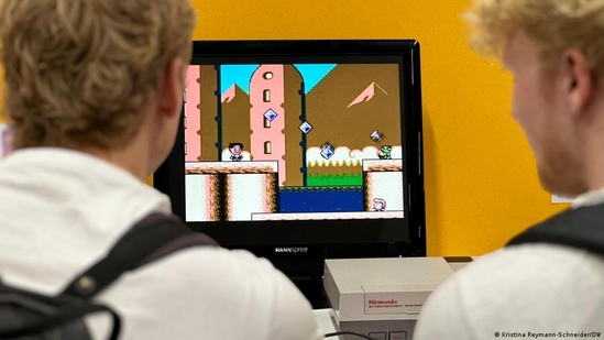 Retro games are popular among all age groups (Kristina Reymann-Schneider/DW ) Retro games are popular among all age groups (Kristina Reymann-Schneider/DW )