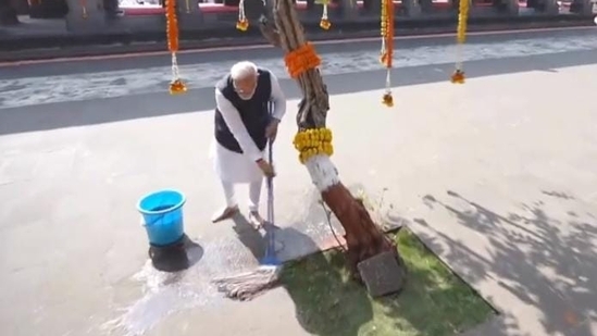 PM Modi participates in ‘Swachhata Abhiyan’ drive in Nashik PM Modi participates in ‘Swachhata Abhiyan’ drive in Nashik