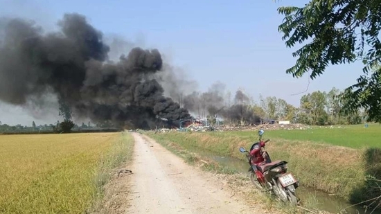 The blast occurred at around 3:00 pm (0800 GMT) near Sala Khao township, in central Suphan Buri province. The blast occurred at around 3:00 pm (0800 GMT) near Sala Khao township, in central Suphan Buri province.