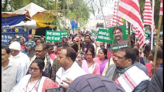 A section of tribal organisations expressed solidarity with the CM by staging a demonstration against the ED. (HT Photo) A section of tribal organisations expressed solidarity with the CM by staging a demonstration against the ED. (HT Photo)