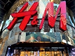 FILE PHOTO: The H&M clothing store in Times Square in Manhattan, New York, U.S., November 15, 2019. REUTERS/Mike Segar/File Photo(REUTERS) FILE PHOTO: The H&M clothing store in Times Square in Manhattan, New York, U.S., November 15, 2019. REUTERS/Mike Segar/File Photo(REUTERS)