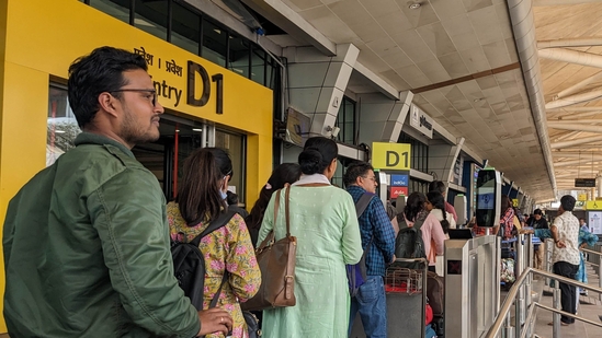Passengers in a queue in front of the Digi Yatra app kiosk at Gate D1 of Pune’s Lohegaon international airport on Wednesday. (Shankar Narayan/HT PHOTO) Passengers in a queue in front of the Digi Yatra app kiosk at Gate D1 of Pune’s Lohegaon international airport on Wednesday. (Shankar Narayan/HT PHOTO)