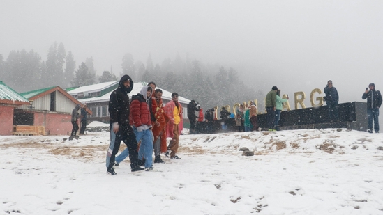 Snowfall in the higher reaches and cloudy skies in the plains pushed the minimum temperatures above the freezing point in most parts of Kashmir on Sunday.(HT Photo)