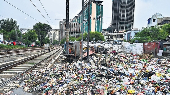 Garbage dumped near railway tracks at Sarai Rohilla in New Delhi. (Sanchit Khanna/HT Photo) Garbage dumped near railway tracks at Sarai Rohilla in New Delhi. (Sanchit Khanna/HT Photo)