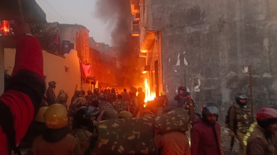 DM Nainital has imposed curfew in Banbhoolpura and ordered a shoot-on-sight order for rioters. DM Nainital has imposed curfew in Banbhoolpura and ordered a shoot-on-sight order for rioters.