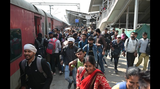 Candidates struggling to catch the train at Charbagh Railway station after the exam in Lucknow on Sunday (Mushtaq Ali/ Hindustan Times) Candidates struggling to catch the train at Charbagh Railway station after the exam in Lucknow on Sunday (Mushtaq Ali/ Hindustan Times)
