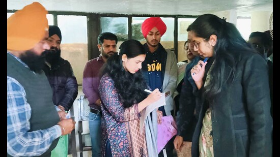 Ludhiana DC expressed her dissatisfaction over the absence of employees from the help desk established in the office of the transport department. (HT Photo)