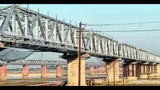 The under-construction double track rail bridge over Ganga. (HT) The under-construction double track rail bridge over Ganga. (HT)
