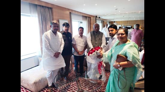 Sangli Congress leader Vishwajeet Kadam met party president Mallikarjun Kharge. (HT PHOTO) Sangli Congress leader Vishwajeet Kadam met party president Mallikarjun Kharge. (HT PHOTO)