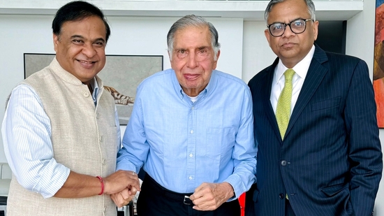 Assam Chief Minister Himanta Biswa Sarma on Wednesday met Tata Sons Emeritus Chairman Ratan Tata and Chairman N Chandrasekaran in Mumbai and thanked them for setting up the <span class='webrupee'>₹</span>27,000-crore Tata semiconductor facility in Assam. (Ratan N. Tata Twitter)
