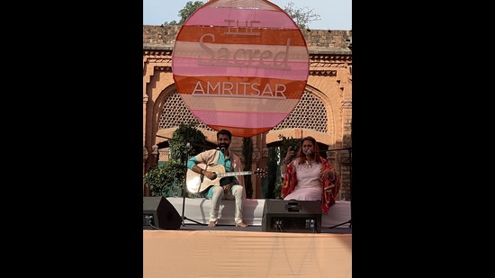 Saumya Kulshreshtha with Harish Budhwani reciting Amrita Pritam’s ‘Main Tainu Phir Milangi’ that she wrote for her partner Imroz. (Shireen Quadri) Saumya Kulshreshtha with Harish Budhwani reciting Amrita Pritam’s ‘Main Tainu Phir Milangi’ that she wrote for her partner Imroz. (Shireen Quadri)