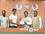 Congress leader and Boxer Vijender Singh joined BJP in the presence of party leaders Vinod Tawde, Ramvir Singh Bidhuri and Rajiv Babbar at party headquarters in New Delhi. (HT) Congress leader and Boxer Vijender Singh joined BJP in the presence of party leaders Vinod Tawde, Ramvir Singh Bidhuri and Rajiv Babbar at party headquarters in New Delhi. (HT)