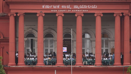 Man slits his own throat in front of chief justice in Karnataka high court Man slits his own throat in front of chief justice in Karnataka high court