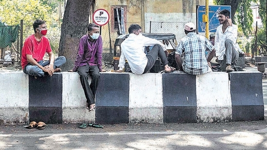 An image of daily wage workers sitting near Dandekar bridge in Pune during the pandemic awaiting work(Pratham Gokhale/HT Photo) An image of daily wage workers sitting near Dandekar bridge in Pune during the pandemic awaiting work(Pratham Gokhale/HT Photo)