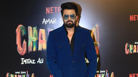 Always up for experimenting with fashion, Maniesh Paul left us in awe of his royal blue power suit paired with a matching pair of sunglasses. He looked very stylish