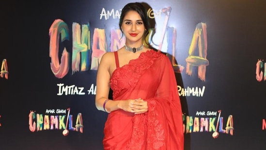 Kabir Singh actor Nikita Dutta looked ravishing in a red saree with a lace border, which matched perfectly with the red carpet. She accessorised her attire with a choker around her neck while her hair was in a bun