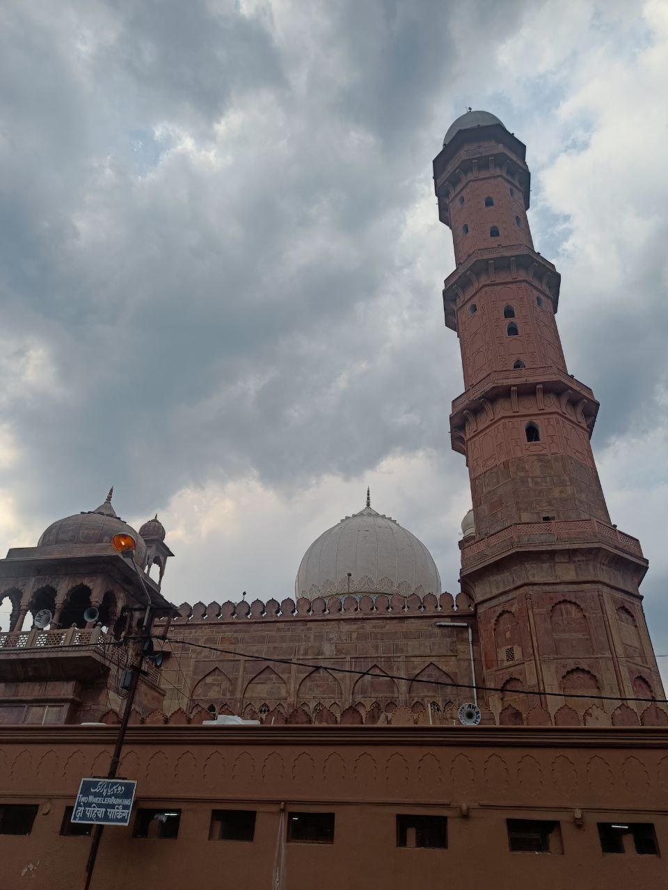 It features magnificent Mughal architecture with large domes and pink marble.(Akanksha Agnihotri) It features magnificent Mughal architecture with large domes and pink marble.(Akanksha Agnihotri)