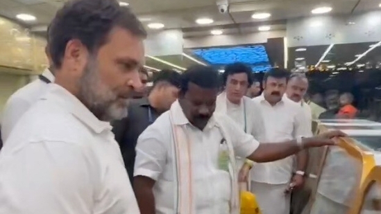 Rahul Gandhi buys Mysore Pak from sweet shop in Tamil Nadu Rahul Gandhi buys Mysore Pak from sweet shop in Tamil Nadu