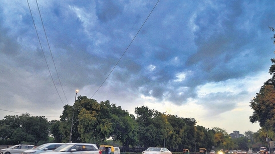 Delhi on Thursday recorded a minimum temperature of 20.9°C, which was a degree below normal. (Arvind Yadav/HT Photo) Delhi on Thursday recorded a minimum temperature of 20.9°C, which was a degree below normal. (Arvind Yadav/HT Photo)