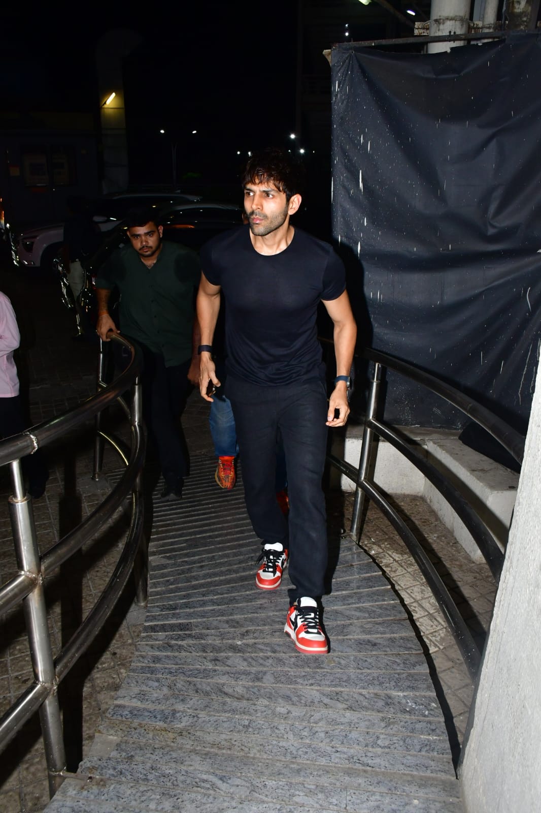 Kartik Aaryan arrives for Do Aur Do Pyaar screening in an all black OOTD Kartik Aaryan arrives for Do Aur Do Pyaar screening in an all black OOTD
