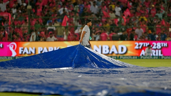 The Rajasthan Royals' chase was interrupted due to rain but no over was lost as the match resumed in around half an hour.(ANI)