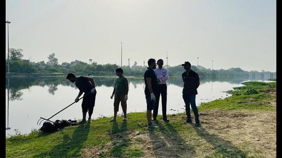 Volunteers cleaning the Gomti in Lucknow. (Sourced) Volunteers cleaning the Gomti in Lucknow. (Sourced)