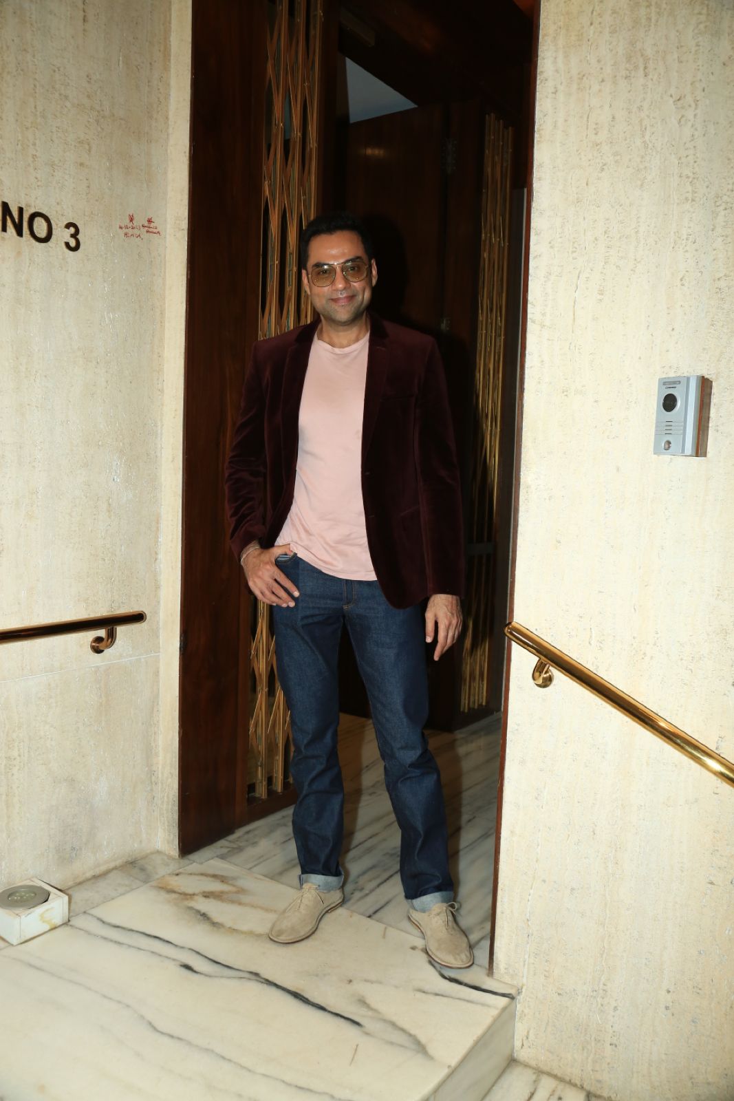Actor Abhay Deol arrives at Manish Malhotra's house looking suave Actor Abhay Deol arrives at Manish Malhotra's house looking suave