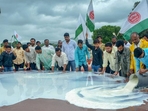 Swabhimani Shetkari Sanghatana activists pour milk at the memorial of Maharashtra's first chief minister late YB Chavan during a protest to demand direct <span class='webrupee'>₹</span>5 subsidy per litre.(PTI Photo) Swabhimani Shetkari Sanghatana activists pour milk at the memorial of Maharashtra's first chief minister late YB Chavan during a protest to demand direct <span class='webrupee'>₹</span>5 subsidy per litre.(PTI Photo)